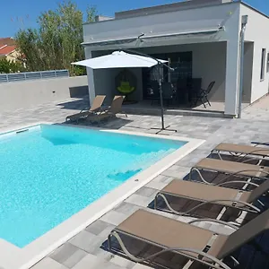 Kuca Za Odmor Sara With Heated Pool Privlaka (Zadar)